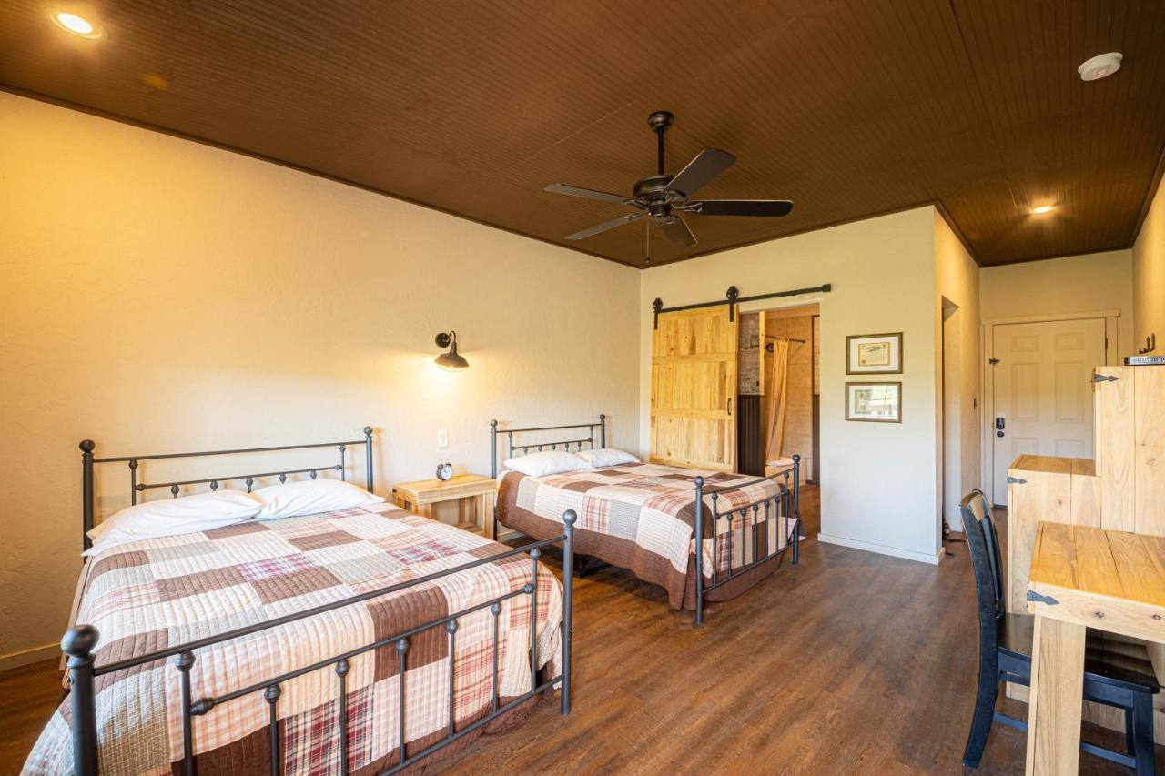 Miners Cabins #1 - Two Double Beds And Private Balcony تومبستون المظهر الخارجي الصورة
