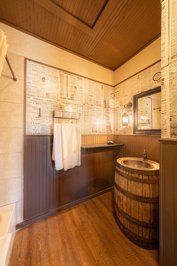 Miners Cabins #1 - Two Double Beds And Private Balcony تومبستون المظهر الخارجي الصورة